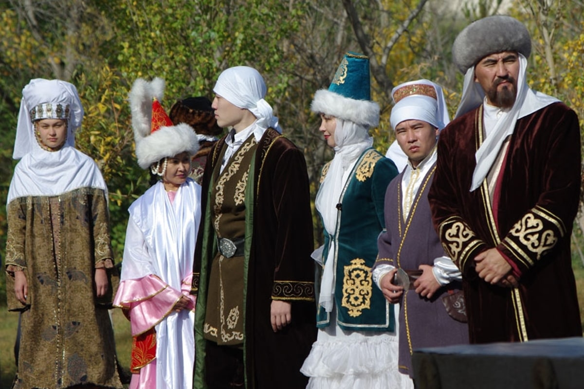 Әйел ретро порно алдап жатыр